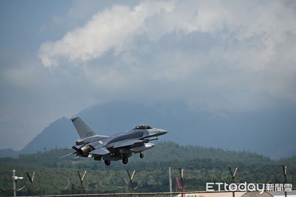▲▼首批2架F-16V來了，編號6727、6728，降落台東志航基地。（圖／記者楊晨東攝）