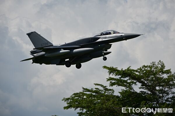 ▲▼首批2架F-16V來了，編號6727、6728，降落台東志航基地。（圖／記者楊晨東攝）