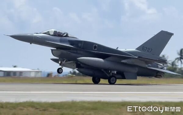 ▲▼首批2架F-16V來了，編號6727、6728，降落台東志航基地。（圖／記者楊晨東攝）