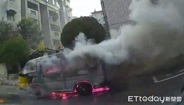 ▲康橋幼兒園娃娃車起火燃燒，所幸車上幼童均已疏散，無人受傷。（圖／記者陸運陞翻攝）