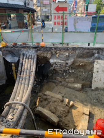 ▲台南市在公共工程及民間開發中陸續發現地下歷史遺構，透過專業評估採取多元保存方式，兼顧城市建設與歷史記憶。（記者林東良翻攝，下同）