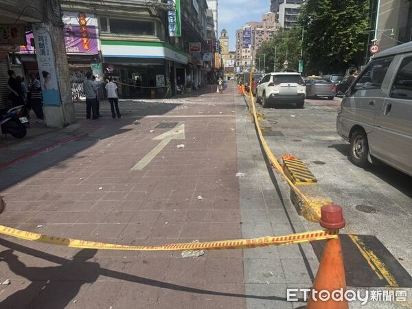 ▲▼      寧夏夜市大樓磁磚剝落，砸毀小貨車擋風玻璃，路人及騎士也差點遭砸       。（圖／記者邱中岳翻攝）