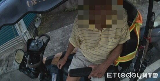 ▲內埔警送90歲翁返家。（圖／記者陳崑福翻攝）