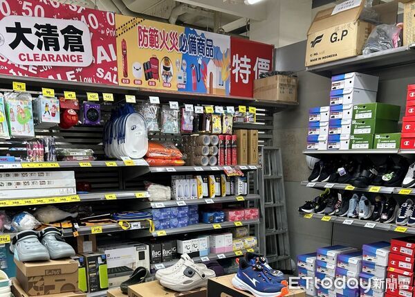 ▲台東萬家福大賣場，設置防災用品專區，提醒民眾平時備妥物資並熟悉地震避難方式。（圖／記者楊晨東翻攝）