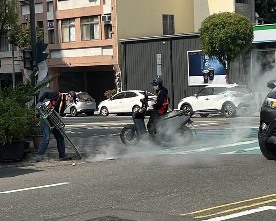▲防堵登革熱，彰化縣衛生局設快篩站採檢。（圖／衛生局提供 彰化市清潔隊提供）