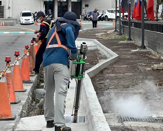 ▲防堵登革熱，彰化縣衛生局設快篩站採檢。（圖／衛生局提供 彰化市清潔隊提供）