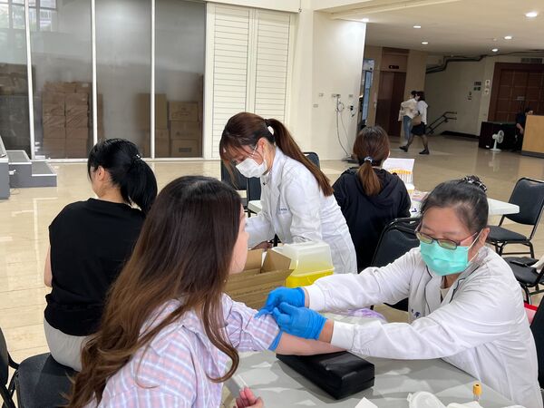 ▲防堵登革熱，彰化縣衛生局設快篩站採檢。（圖／衛生局提供 彰化市清潔隊提供）