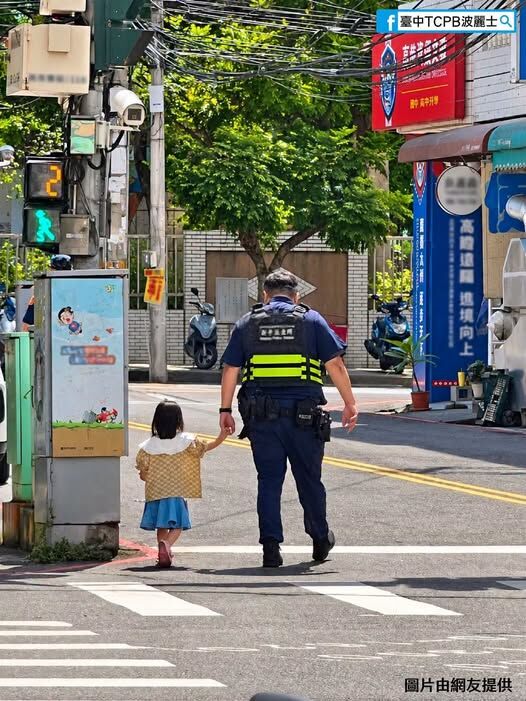 ▲▼毛怪警察街頭牽3歲阿布回家，怪獸電力公司真人版秋節暖心上演。（圖／台中警方提供）