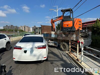 小貨車載怪手突煞車失靈倒退嚕　撞上後方轎車...騎士險遭波及