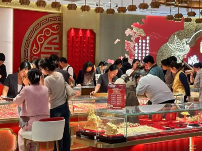 金價下跌！陸多地買家瘋買「金飾」　店員：連學生也來買了