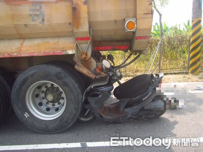 嘉義騎士詭撞路邊砂石車!頭部重傷送醫不治 機車變形畫面曝