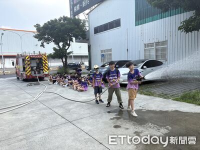 從「看消防」到「做防災」! 文元國小六年級生體驗CPR、消防射水