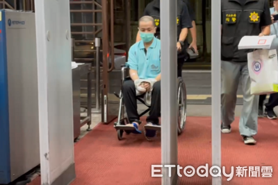 快訊／富邦大樓砍人男現身了！剃光頭、坐輪椅被推進北檢