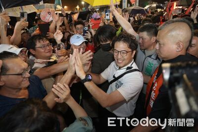 大雨澆不熄！「洋流」人潮塞爆師大夜市　沈伯洋提醒支持者1事