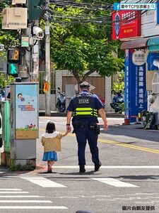 「毛怪警察」牽3歲阿布回家!街頭溫馨照曝光 萬人按讚