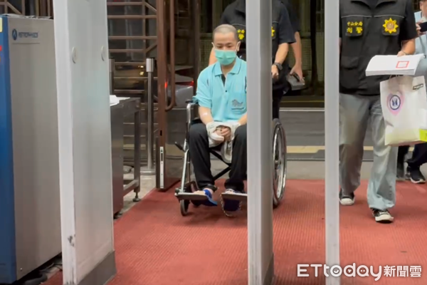 快訊／富邦大樓砍人男現身了！剃光頭、坐輪椅被推進北檢