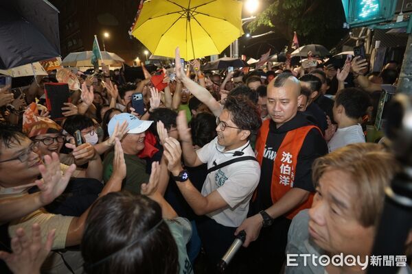 ▲民進黨台北市長參選人沈伯洋師大夜市拜票。(圖/記者林敬旻攝)