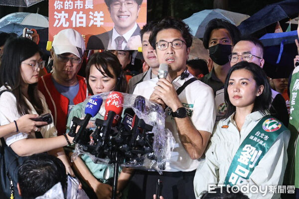 ▲民進黨台北市長參選人沈伯洋師大夜市拜票。（圖／記者林敬旻攝）