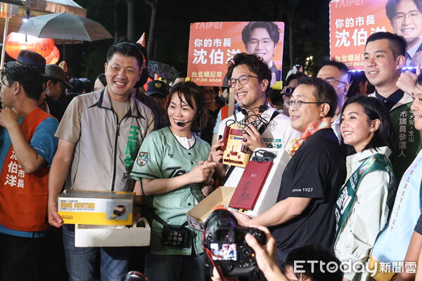 ▲民進黨台北市長參選人沈伯洋師大夜市拜票。（圖／記者林敬旻攝）