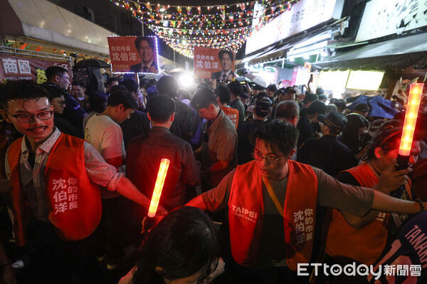 ▲民進黨台北市長參選人沈伯洋師大夜市拜票。（圖／記者林敬旻攝）