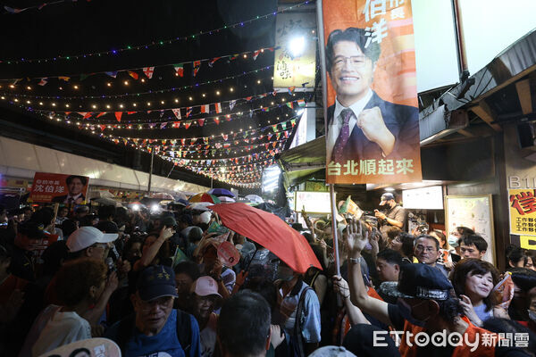 ▲民進黨台北市長參選人沈伯洋師大夜市拜票。（圖／記者林敬旻攝）