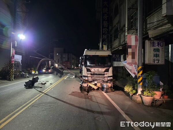 ▲▼屏東縣鹽埔鄉勝利路段1日凌晨發生交通事故。（圖／記者陳崑福翻攝）