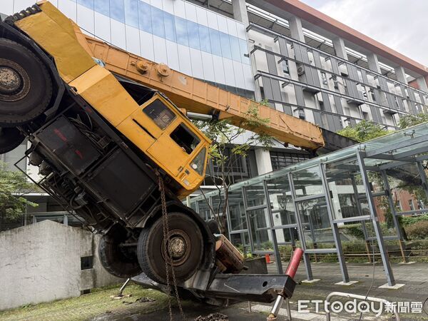 ▲▼宜蘭吊車傾倒，2工人墜地受傷。（圖／記者游芳男翻攝）