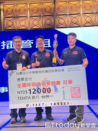 ▲台南市消防局和緯專救隊林威廷、林弘瑋勇奪第十二屆全國呼吸道插管暨心肺復甦術競賽呼吸道插管組冠軍。（記者林東良翻攝，下同）