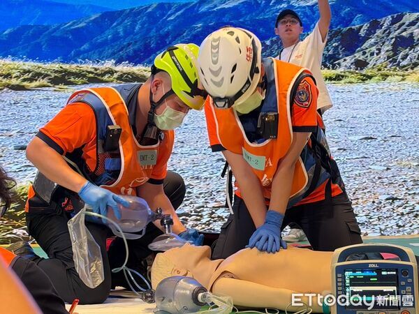 ▲台南市消防局和緯專救隊林威廷、林弘瑋勇奪第十二屆全國呼吸道插管暨心肺復甦術競賽呼吸道插管組冠軍。（記者林東良翻攝，下同）
