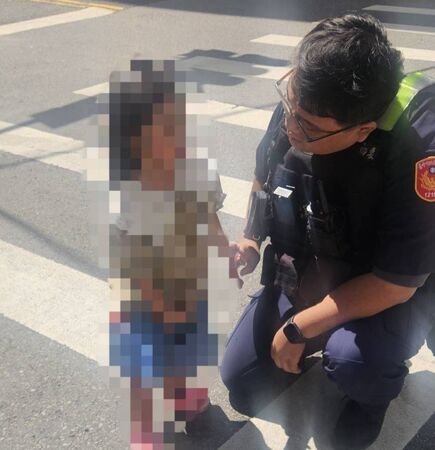 ▲▼毛怪警察街頭牽3歲阿布回家，怪獸電力公司真人版秋節暖心上演。（圖／台中警方提供）