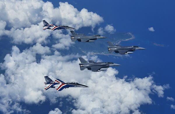 ▲▼空軍向美採購F-16C/D Block70戰機首批2架單座戰機抵台。（圖／國防部提供）