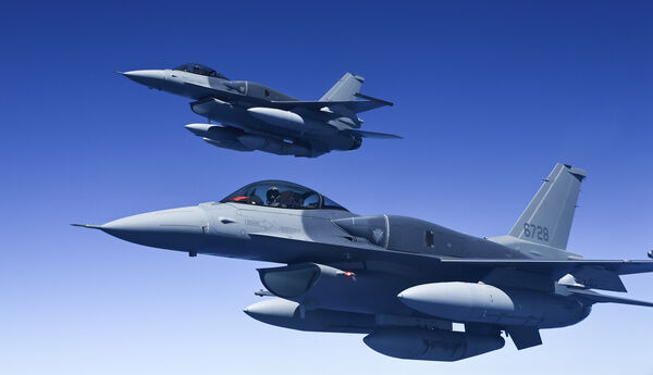 首批兩架F-16V鋪國旗抵台 勇鷹機編隊空拍畫面曝光
