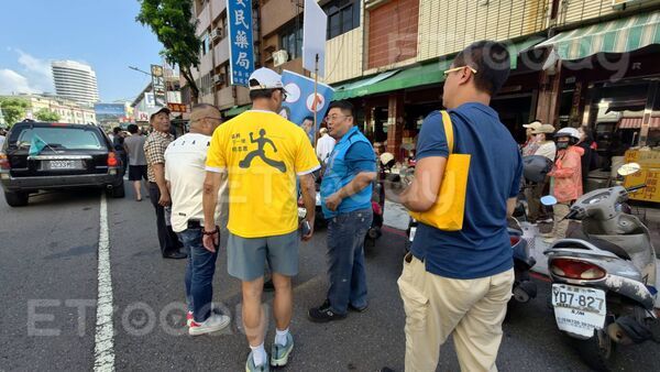 ▲柯志恩的老公洪德成繼登記參選日亮相後，二次被記者補抓到身影             。（圖／記者吳奕靖攝）