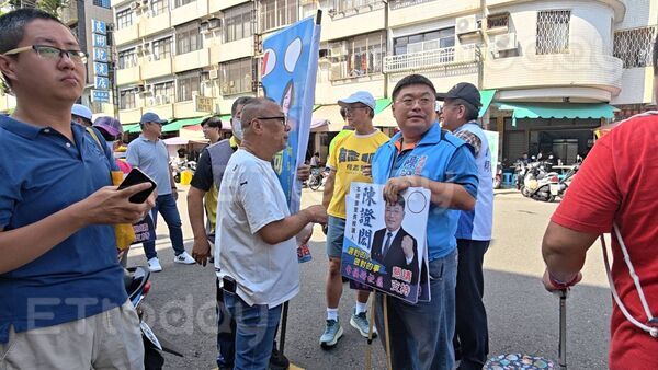 ▲柯志恩的老公洪德成繼登記參選日亮相後，二次被記者補抓到身影             。（圖／記者吳奕靖攝）