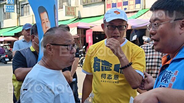 ▲柯志恩的老公洪德成繼登記參選日亮相後，二次被記者補抓到身影             。（圖／記者吳奕靖攝）