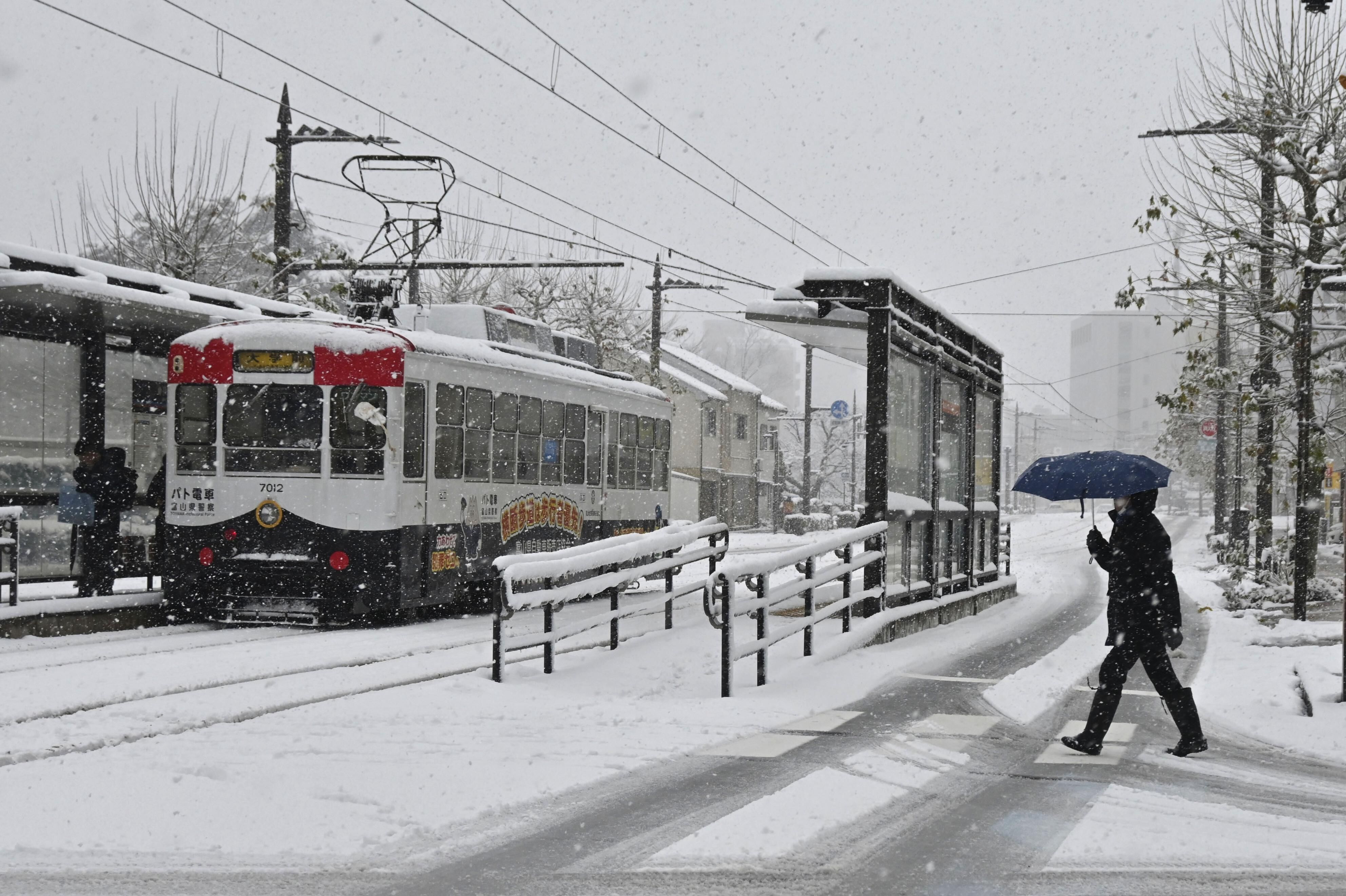 ▲▼日本富山縣富山市市中心的路面電車，該市實際人口已驟減至少於40萬人。（圖／達志影像）