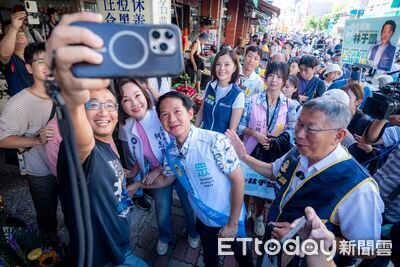 林于凱「雙柯相伴」市場人氣高! 攤商嗨爆送發糕祝一路發