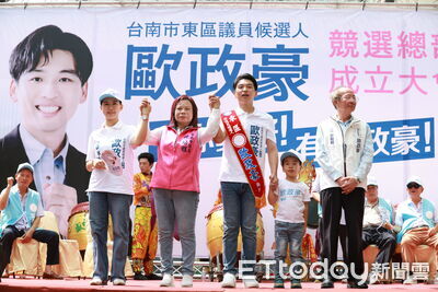 曾培雅不再連任！親替歐政豪繫上背帶　母子交棒延續21年服務