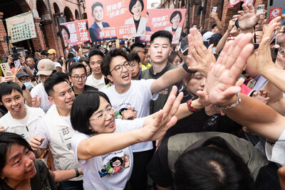 3千多人擠爆畫面曝!蘇巧慧揪逛三峽老街 沈伯洋進場50公尺走10分鐘