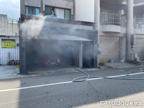 ▲▼新竹市北區聯興路透天民宅火警，1男受困獲救。（圖／記者楊永盛翻攝）