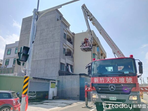 ▲▼新竹市北區聯興路透天民宅火警，1男受困獲救。（圖／記者楊永盛翻攝）