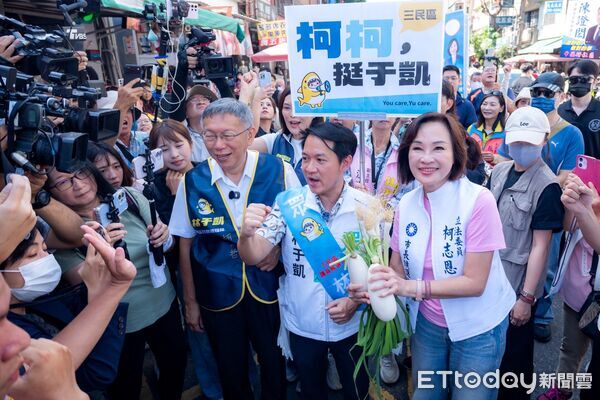 ▲▼林于凱攜「雙柯」走訪市場人氣高！　攤商嗨爆送發糕祝一路發。（圖／記者賴文萱翻攝）