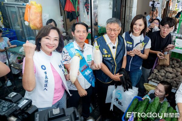 ▲▼林于凱攜「雙柯」走訪市場人氣高！　攤商嗨爆送發糕祝一路發。（圖／記者賴文萱翻攝）