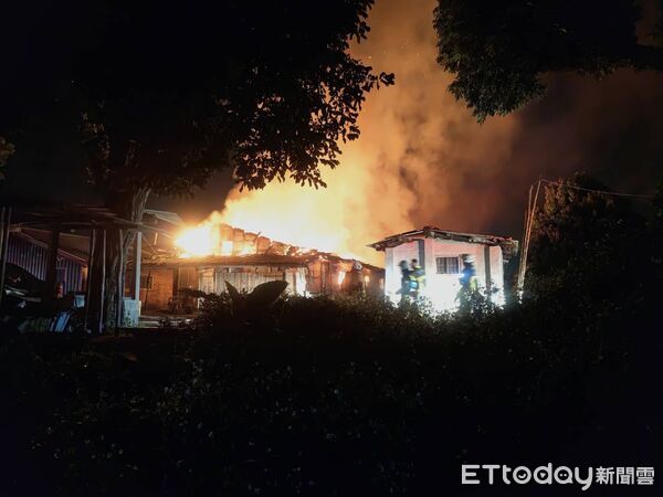 嘉義民宅突竄火延燒2屋！警消緊急疏散灌救 1人嗆傷送醫