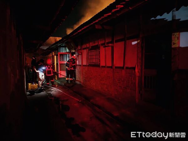 ▲嘉義縣竹崎鄉義仁村今日凌晨發生火警，火勢延燒2戶民宅。（圖／記者翁伊森翻攝，下同）