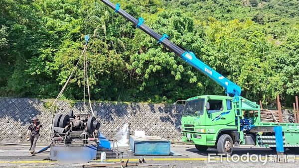 ▲▼花蓮2車對撞，小貨車180度翻覆，蝦子掉滿地。（圖／記者王兆麟翻攝）