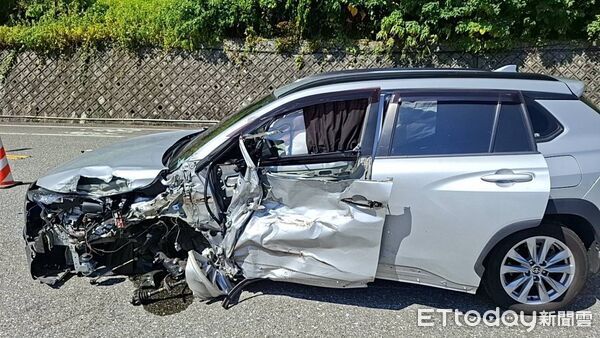 ▲▼花蓮2車對撞，小貨車180度翻覆，蝦子掉滿地。（圖／記者王兆麟翻攝）