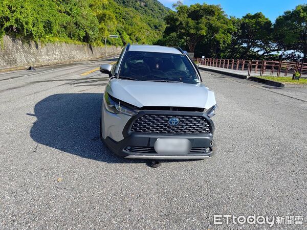 ▲▼花蓮2車對撞，小貨車180度翻覆，蝦子掉滿地。（圖／記者王兆麟翻攝）
