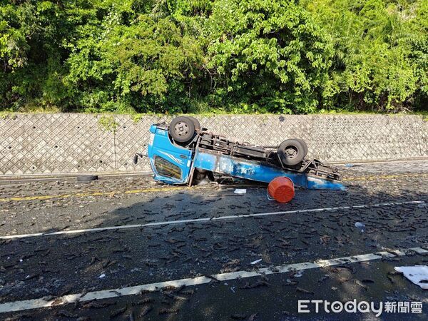 ▲▼花蓮2車對撞，小貨車180度翻覆，蝦子掉滿地。（圖／記者王兆麟翻攝）