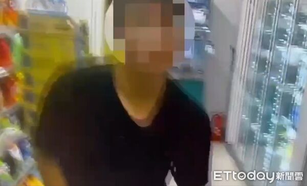 ▲▼▲少年拿槍在路上閒晃，警到場確認玩具槍，以社秩法開罰。（圖／記者邱中岳翻攝）